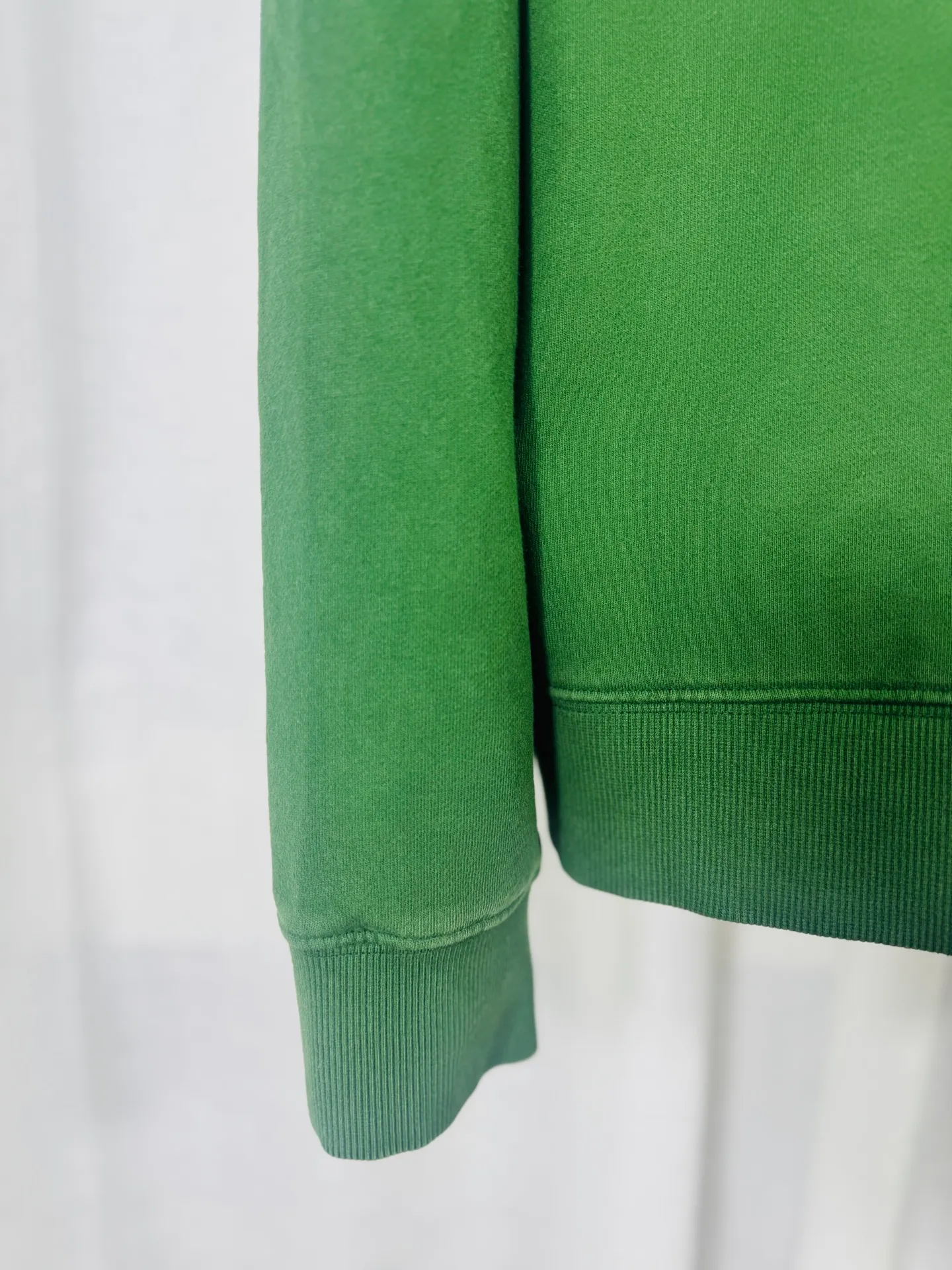 P280 top version, real shot without P, ​​different from market currency) 𝗖𝗵𝗿𝗼𝗺𝗲 𝗛𝗲𝗮𝗿𝘁𝘀/Croxin 2025 Autumn and Winter New Original Single Counter American 3D Rivets and Drill Couple Casual Sweater 👑The highest version! Customized fabric 430g tripe terry fabric! American-style pickled and distressed original fabric, laser-burned flowers, rivets and diamonds, exquisite embroidery of letters! The best-selling model in the counter, very comfortable to wear. Accessories: original molded and authenticated collar label➕100% silk wash label. Genuine purchase-grade original hangtag➕matching hanging rope➕3D hanging beads➕original packaging bag. Craftsmanship: The original version has consistent wiring! The highest version of the armhole matching technique! Color: Pink Black Green Purple Size: S M L XL Style Number: 25-363